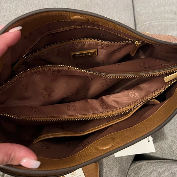 Tory Burch Britten Slouchy Bag - Picture 4 of 9